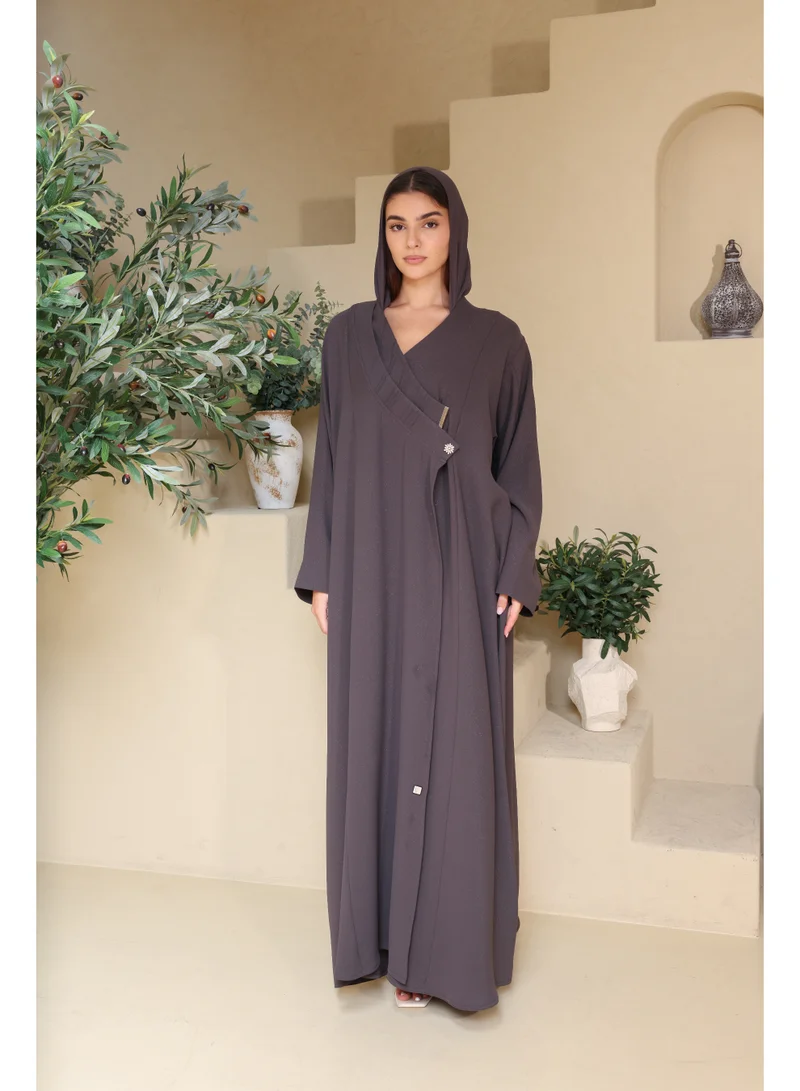 اكسا عباية من الحرير الرمادي بتصميم كوكبة